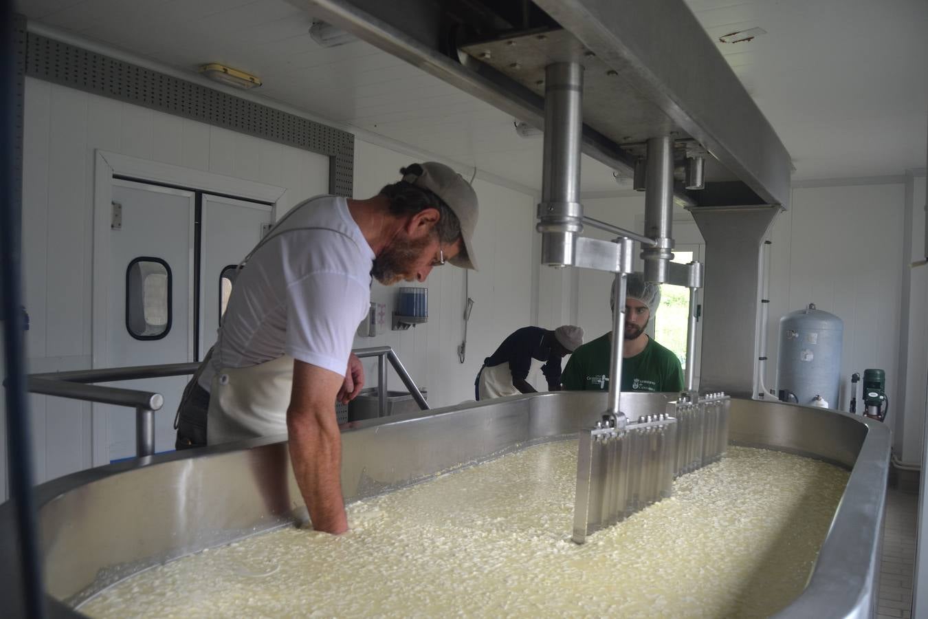 Javier Campo introduce manualmente la cuajada en los moldes para elaborar el queso.