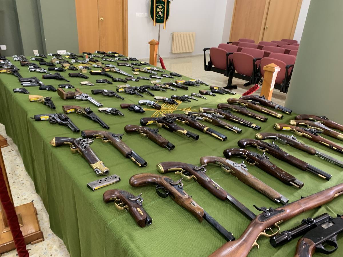 La Guardia Civil incauta un arsenal de casi 200 piezas, 104.000 euros en metálico y detiene a 18 personas 