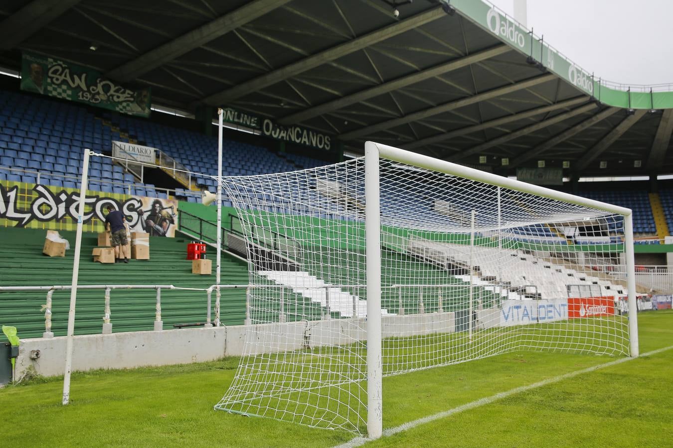 Los trabajos para adecuar el estadio del club cántabro avanzan a buen ritmo.