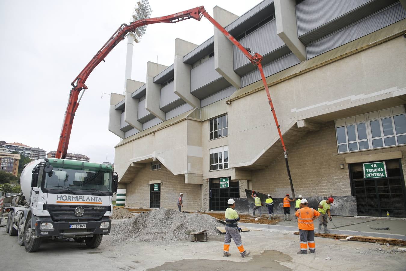 Los trabajos para adecuar el estadio del club cántabro avanzan a buen ritmo.