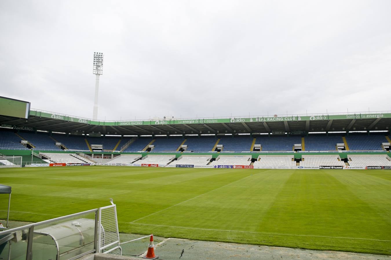 Los trabajos para adecuar el estadio del club cántabro avanzan a buen ritmo.