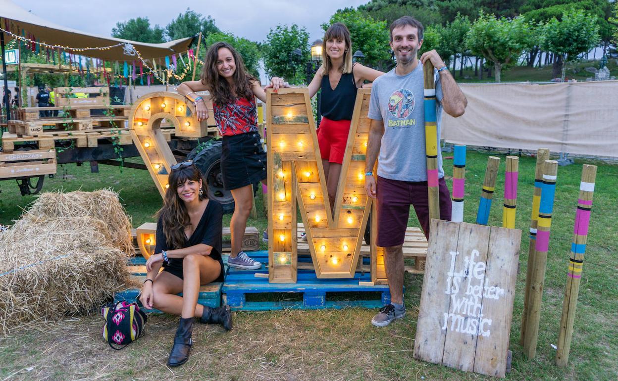 Un grupo de amigos posando en el 'photocall' del festival: Julia Celis, Teresa Díaz Fuica, Marta Cuesta y Pablo De Blas Hoyo.