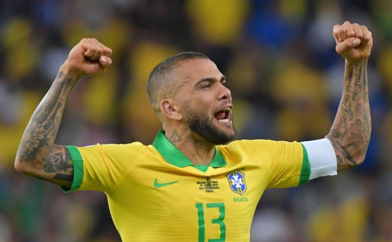 Dani Alves, celebrando el título de la Copa América 2019 conquistado con Brasil. 