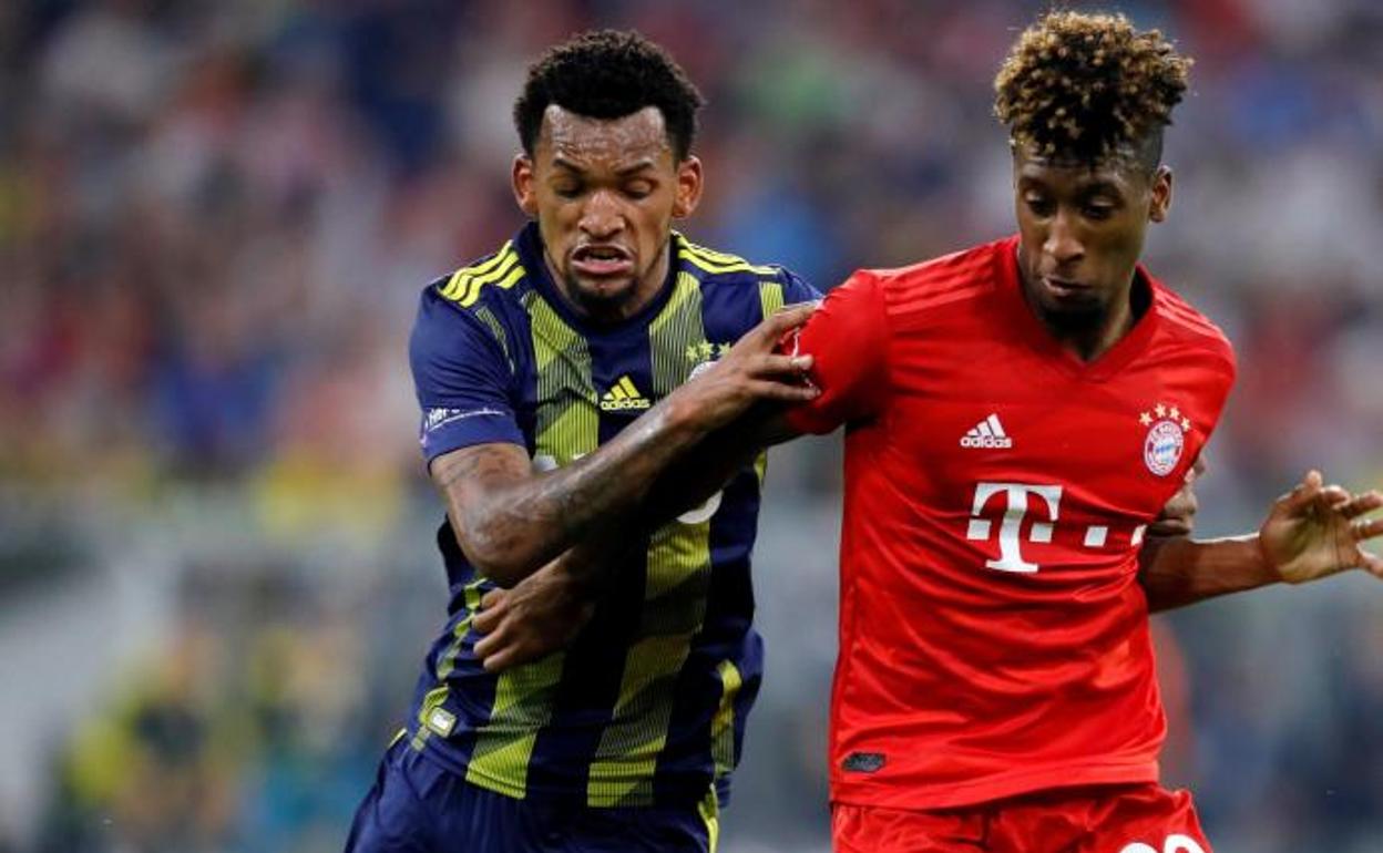 Coman pugna con Jailson en una acción del partido que midió al Bayern con el Fenerbahçe en la Audi Cup. 