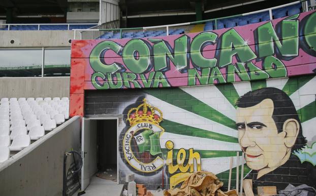 Imagen. Se ha habilitado una puerta en el mural de la Curva Nando Yosu para crear una estancia exigida por la televisión