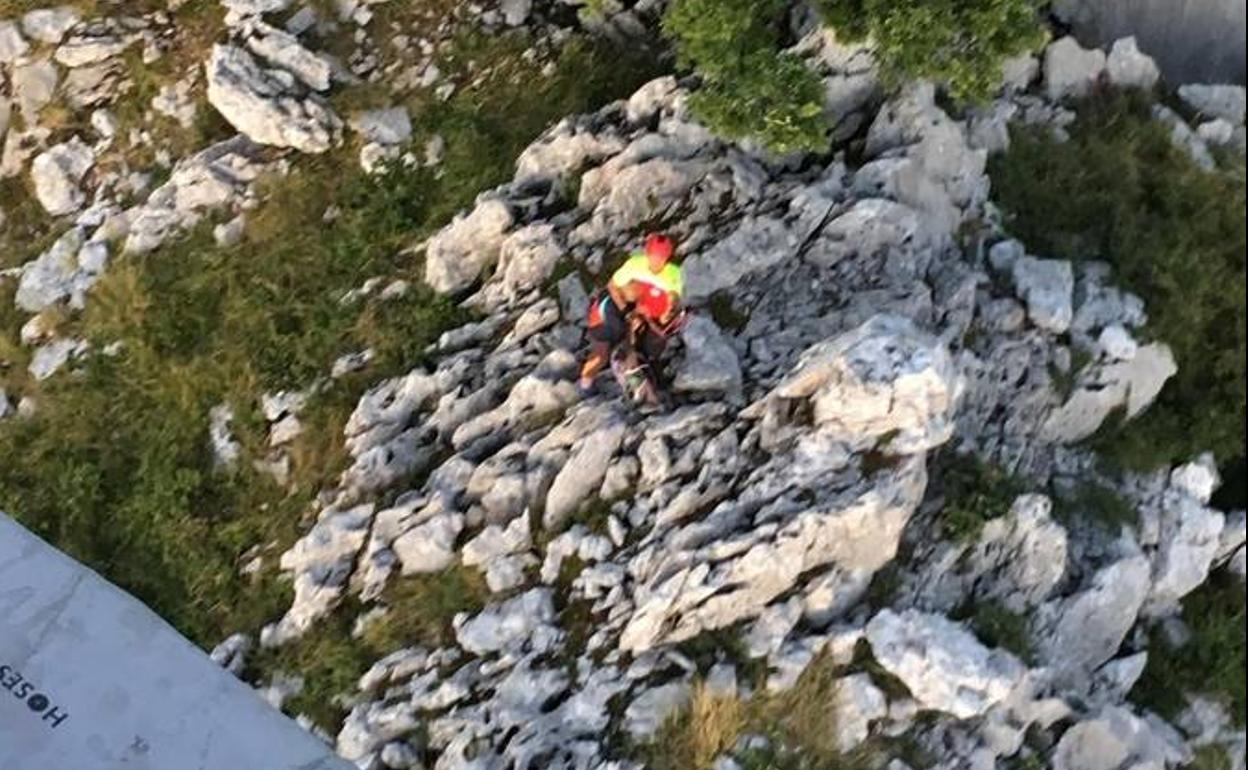 La mujer ha sido rescatada por el helicóptero de Emergencias.