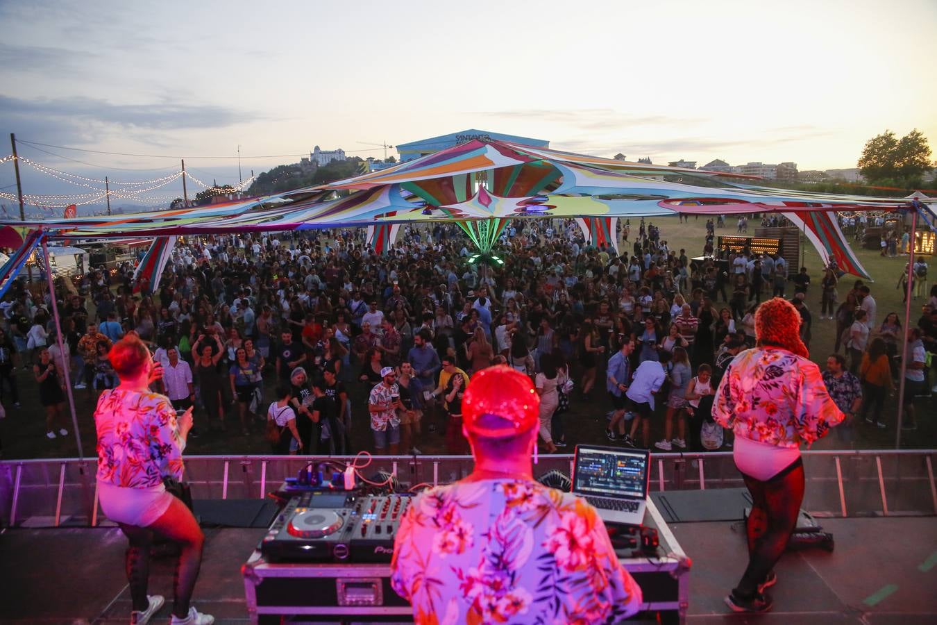 Los DJs han sido los protagonistas de la noche en el festival de la capital cántabra.