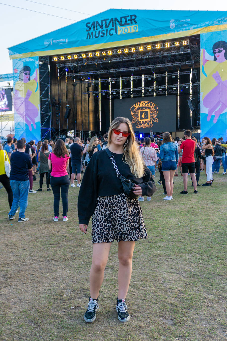 Laia Alises (@alisesss), de Barcelona. "Me gusta mucho el leopardo y soy de vestidos, así que genial. Como hace algo de frío vengo con sudadera, así un poco 'oversize'. Nunca voy incómoda a un festival, siempre me calzo las bambas. Es mi primer año aquí y quiero ver a Fuel Fandango. Las gafas son mi toque, con ellas puedo ver por la noche y le doy mi toque de color. Siempre voy con una a eventos así".