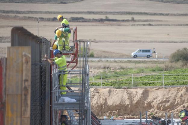 Imagen de archivo de unos operarios en la construcción de una estructura en la A-73. 