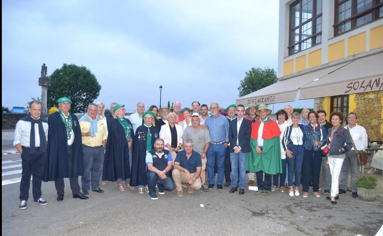 Asistentes al evento, entre los que se encontraba una representación de la Cofradía de la Nécora de Noja. 