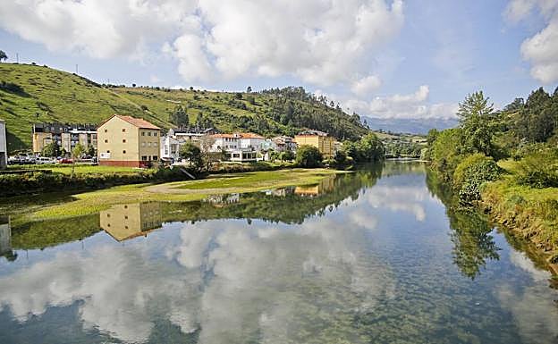 El Deva se convierte en ría (Tinamayor) a su paso por Unquera y Bustio antes de desembocar en el Cantábrico.