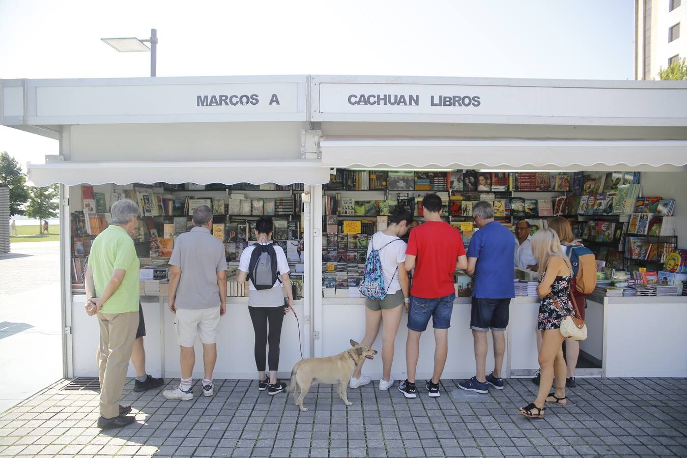 La cita de este año ha comenzado este sábado con 16 librerías especializadas de toda la geografía española, que estarán en la plaza de Alfonso XIII hasta el próximo 18 de agosto. La feria irá acompañada de una exposición sobre 'Cartelería comercial de Santander', donde se mostrará el desarrollo del arte comercial en la ciudad desde principios del siglo XX hasta los años 70.