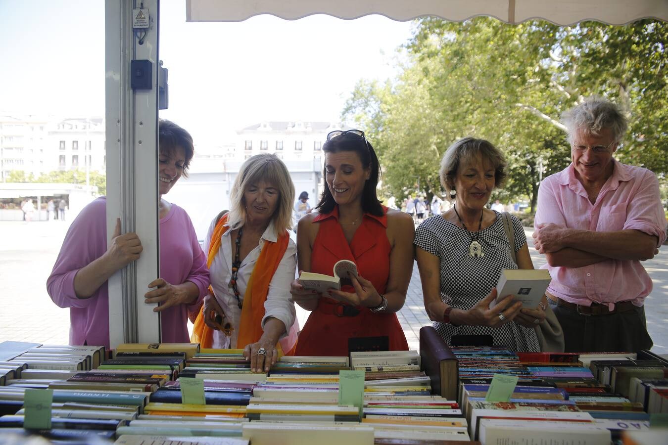 La cita de este año ha comenzado este sábado con 16 librerías especializadas de toda la geografía española, que estarán en la plaza de Alfonso XIII hasta el próximo 18 de agosto. La feria irá acompañada de una exposición sobre 'Cartelería comercial de Santander', donde se mostrará el desarrollo del arte comercial en la ciudad desde principios del siglo XX hasta los años 70.