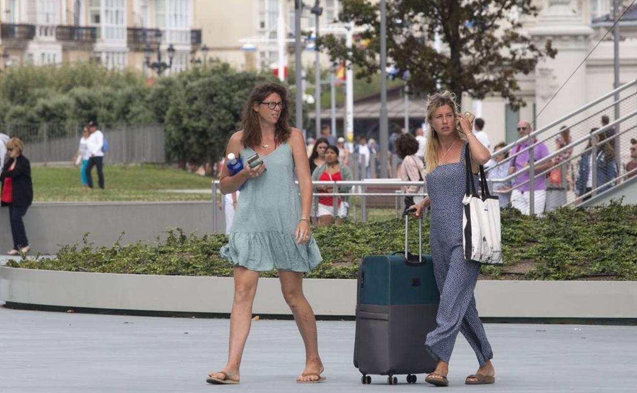 Dos turistas, con su maleta, en los alrededores del Centro Botín de Santander.