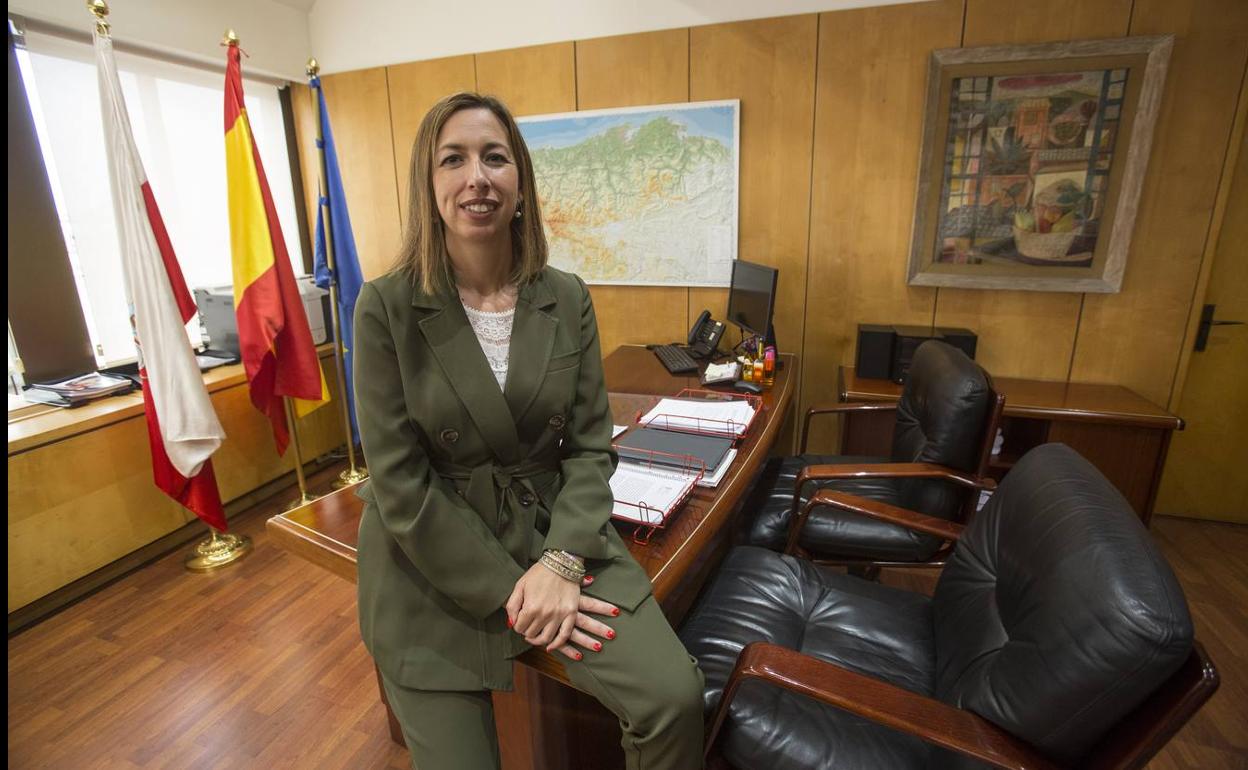 La consejera de Economía, María Sánchez, en su despacho de la sexta planta del Edificio Macho, en el centro de Santander. 
