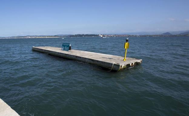 Estructura similar a la que se planea instalar en Puertochico. Esta plataforma (más pequeña que la planteada) palía el oleaje en días de Sur en Gamazo, muy cerca del embarcadero de la empresa Bahía Tours