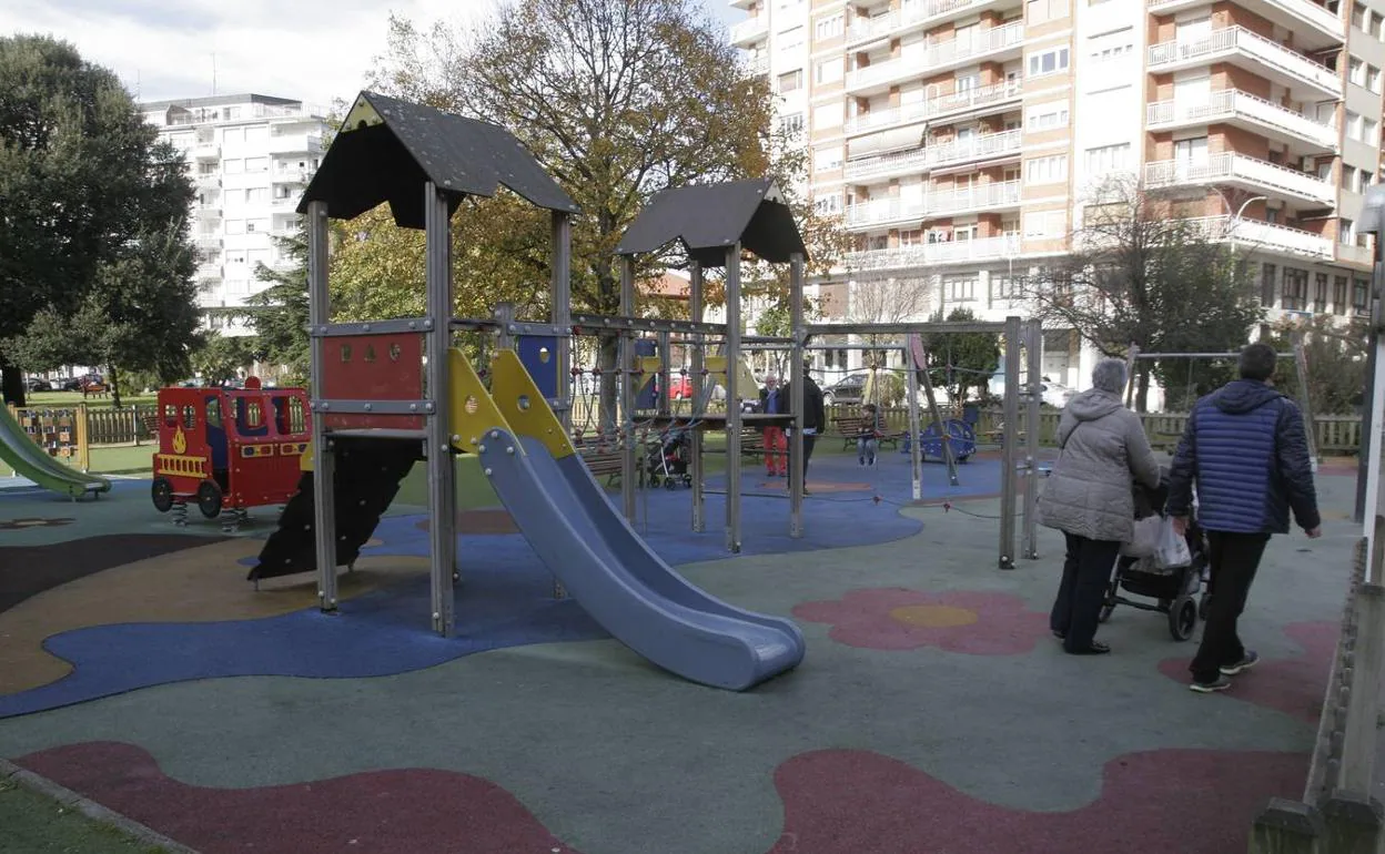 El parque infantil de la Alameda Miramar será uno de los que se someterá a una rehabilitación.
