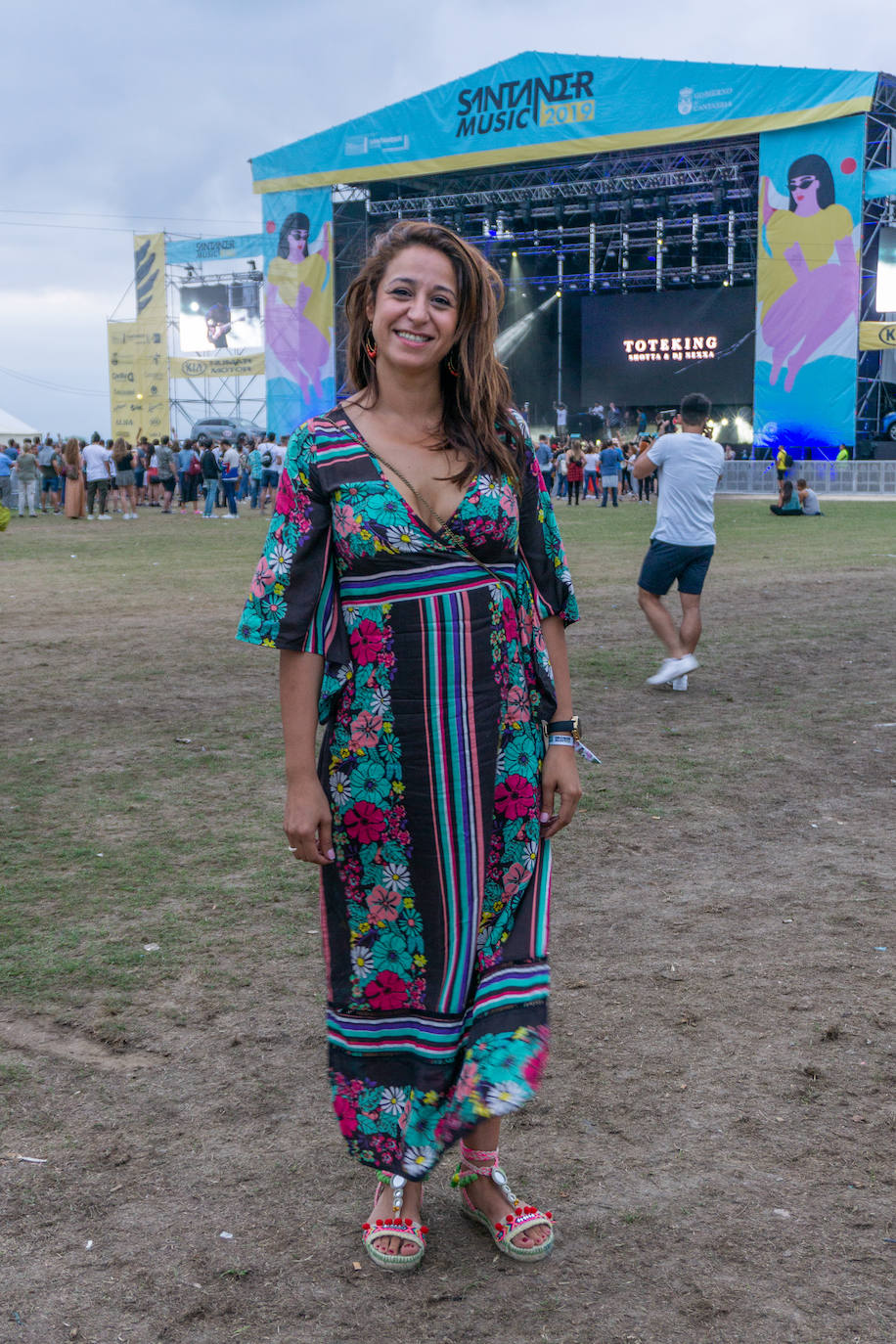 Sanae Alaoui. Francesa, pero vive en Suances. “He improvisado total mi imagen. He abierto el armario y lo que he encontrado primero ha sido este vestido. Vengo a disfrutar con amigos”.