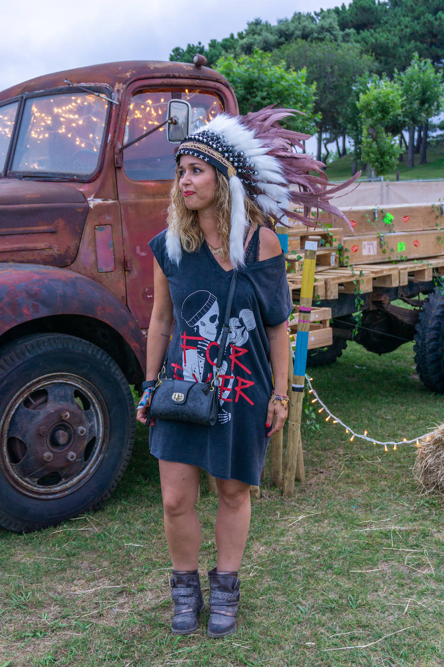 Elena Pérez Santos (@jeselen), de Santander. “Mi look lo completaba sí o sí este tocado indio que llevé en mi boda, porque no encontraba otro momento para ponérmelo. El vestido de Aire Retro es porque soy muy fan de la marca cántabra”.