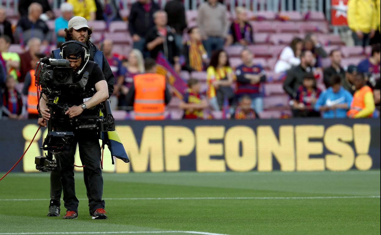 Un cámara de televisión, durante un partido de Liga en el Camp Nou.