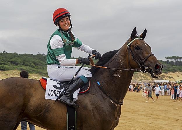 Lara Martínez, a lomos de 'Gloriosus', tras ganar el domingo el Derby de Loredo.