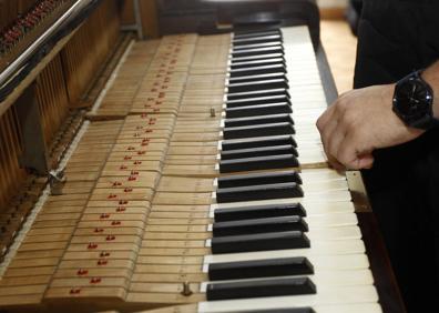 Imagen secundaria 1 - El afinador que encontró una pistola dentro de un piano