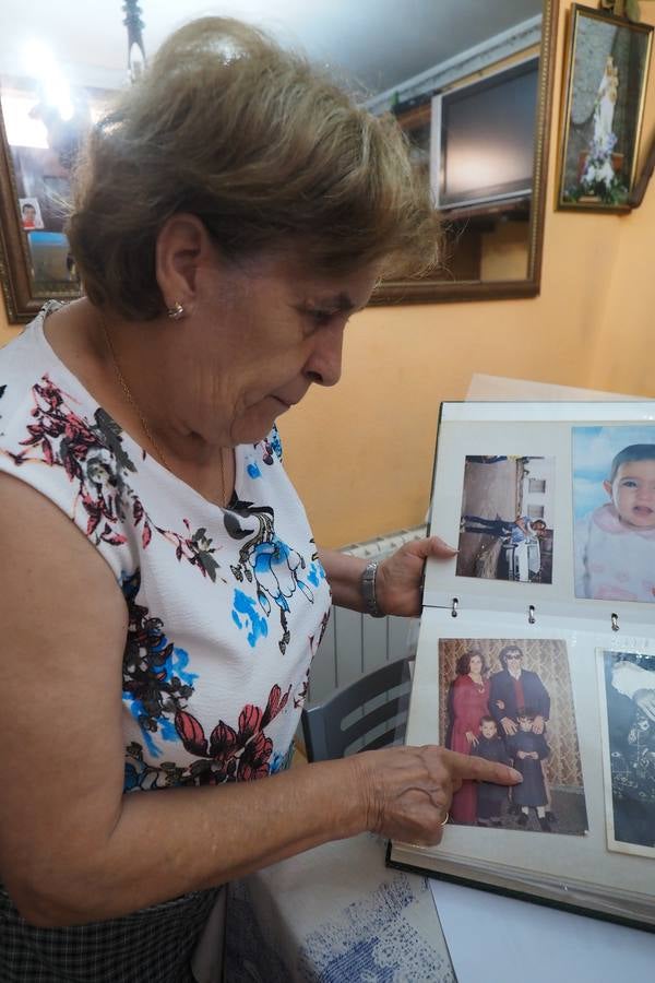 Imagen secundaria 2 - Arriba, Ramona enseña una foto de sus hijos pequeños, niña y niño. Genaro, con fotos de los niños a la edad en la que hicieron la Comunión. Debajo, Ramona muestra una foto de los dos mayores, nacidos en 1972 y 1975. El del medio era Genaro, que nació en 1973.