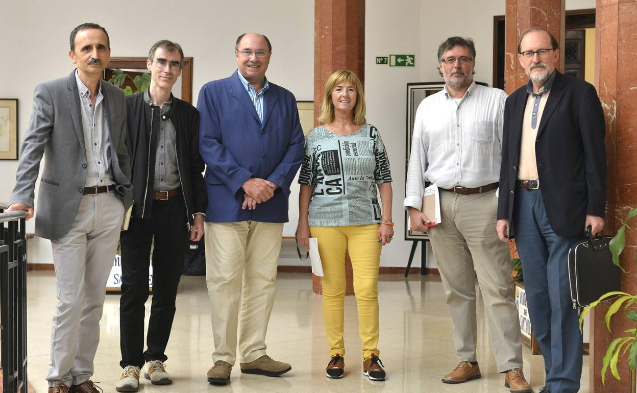 Integrantes del jurado junto a la concejala de cultura del Ayuntamiento de Santander, María Luisa Sanjuán.