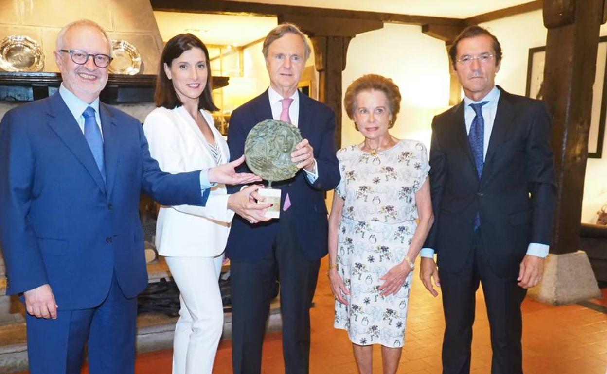 La alcaldesa, con José María Lafuente y Ricardo Martí Fluxá, que recogieron el premio de manos de Elena García Botín.