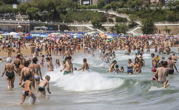 Bañistas en El Sardinero, ayer por la tarde. 