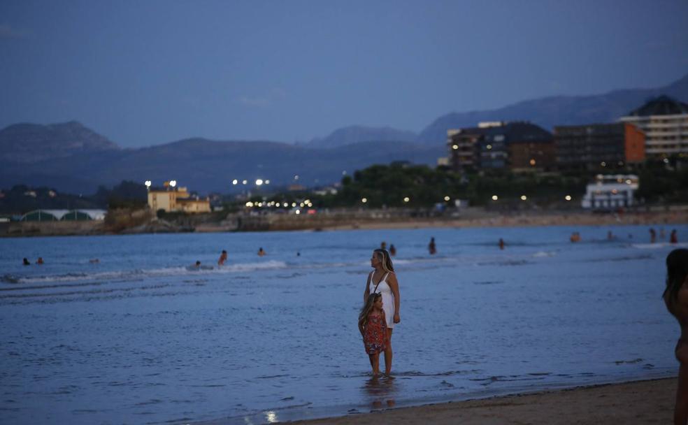 Bañistas al caer la noche, ayer en El Sardinero.