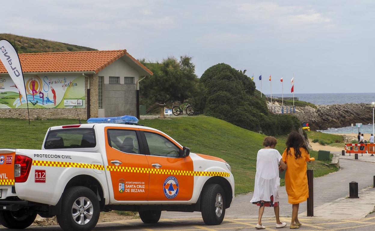 Medio centenar de afectados por una reacción alérgica en dos playas de Santander y Bezana