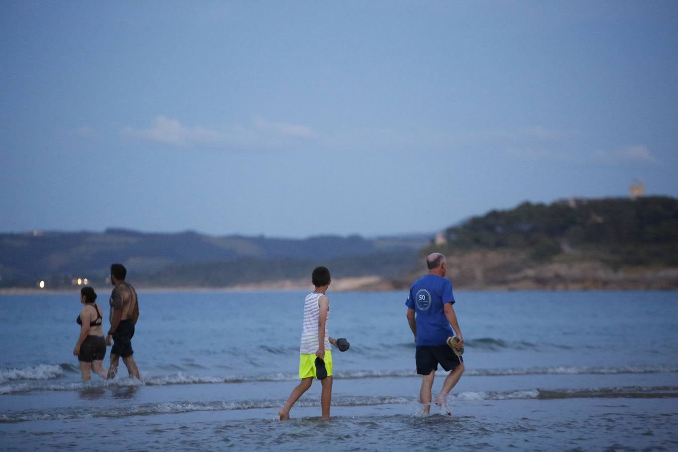 El extraordinario calor dejó inusuales imágenes de bañistas nocturnos en las playas, estampa que es posible que no se vuelva a ver porque los termómetros se han desplomado más de diez grados