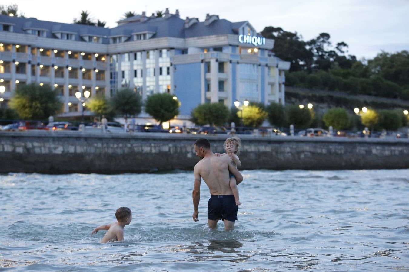 El extraordinario calor dejó inusuales imágenes de bañistas nocturnos en las playas, estampa que es posible que no se vuelva a ver porque los termómetros se han desplomado más de diez grados