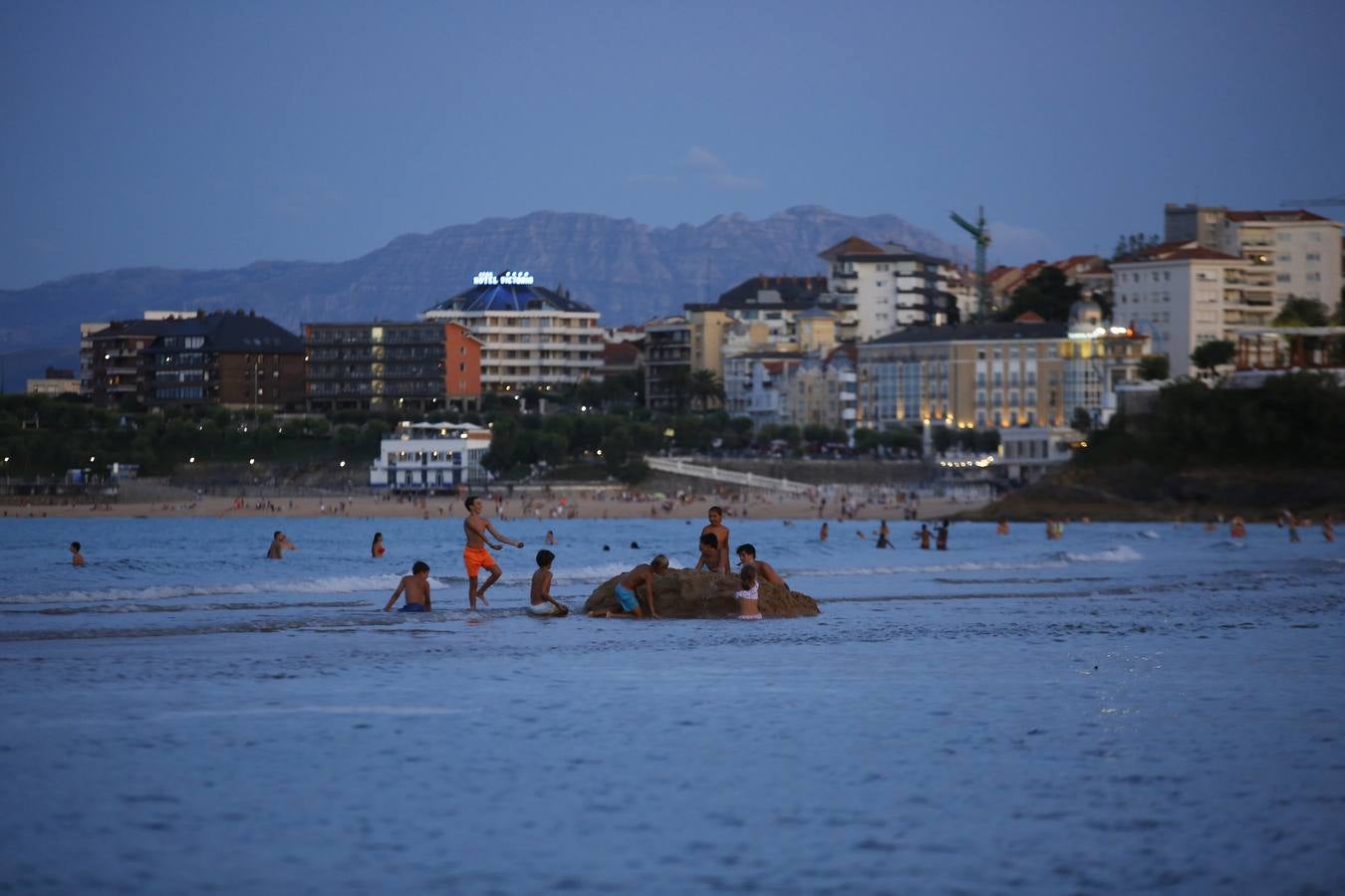 El extraordinario calor dejó inusuales imágenes de bañistas nocturnos en las playas, estampa que es posible que no se vuelva a ver porque los termómetros se han desplomado más de diez grados