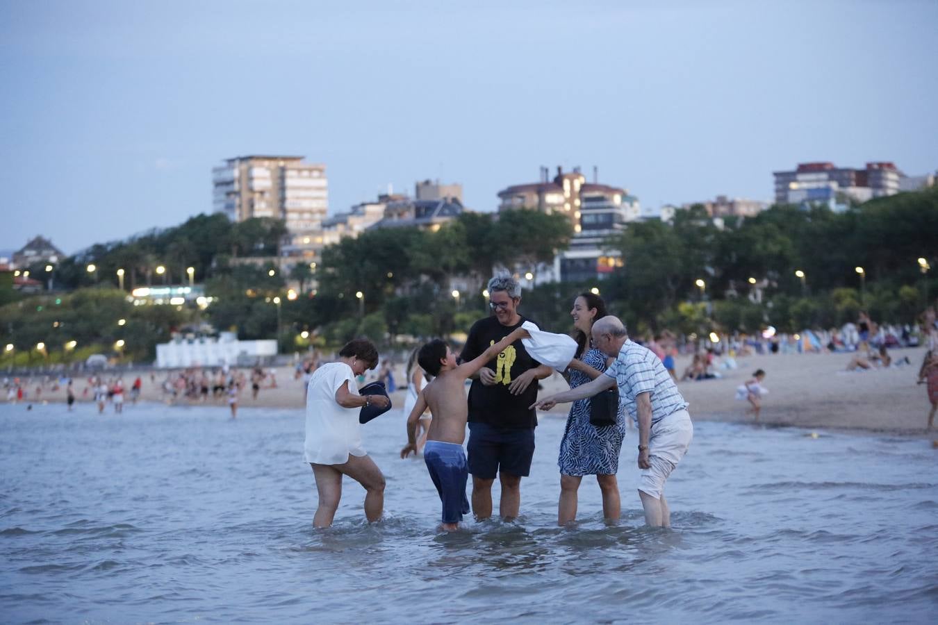 El extraordinario calor dejó inusuales imágenes de bañistas nocturnos en las playas, estampa que es posible que no se vuelva a ver porque los termómetros se han desplomado más de diez grados