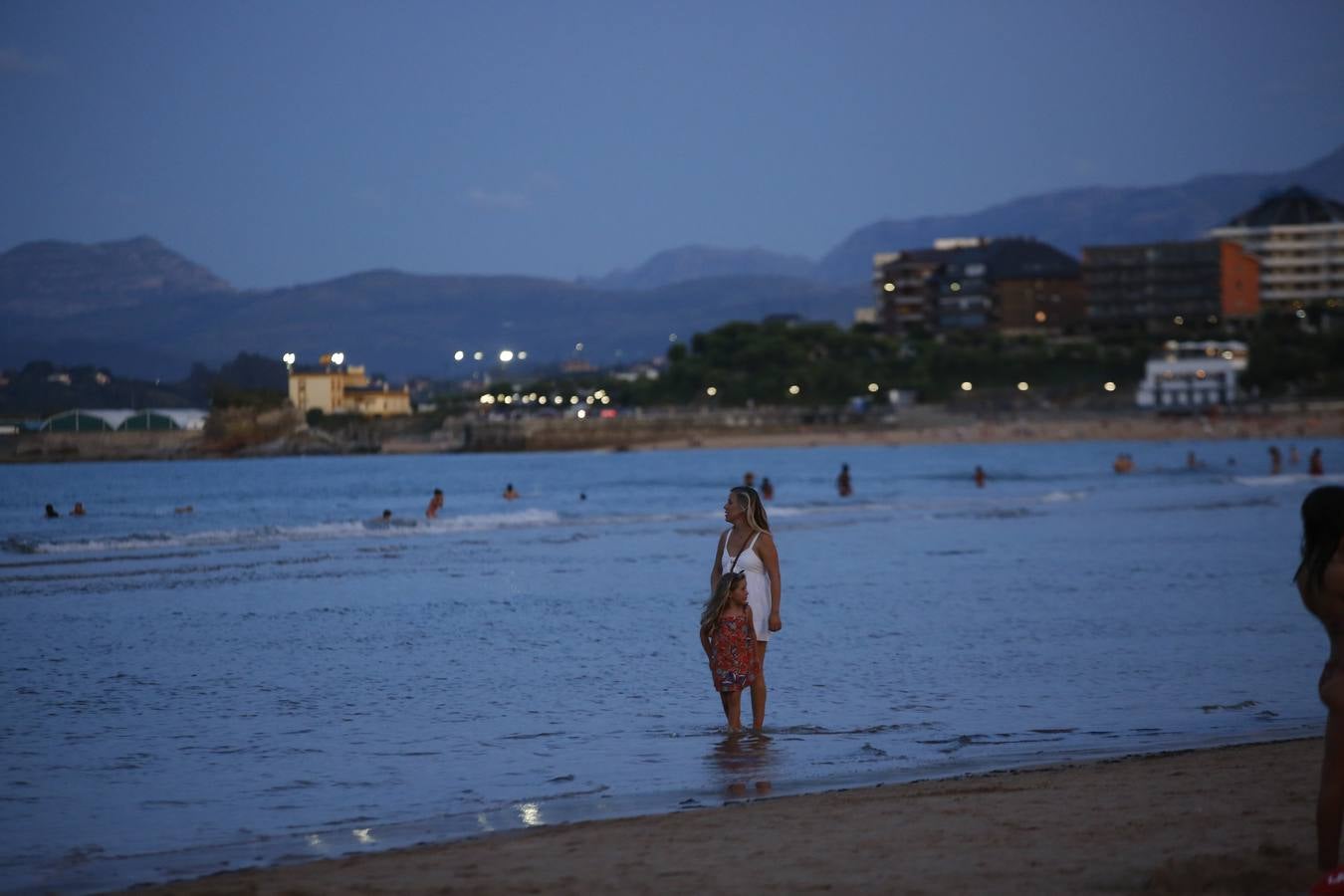 El extraordinario calor dejó inusuales imágenes de bañistas nocturnos en las playas, estampa que es posible que no se vuelva a ver porque los termómetros se han desplomado más de diez grados