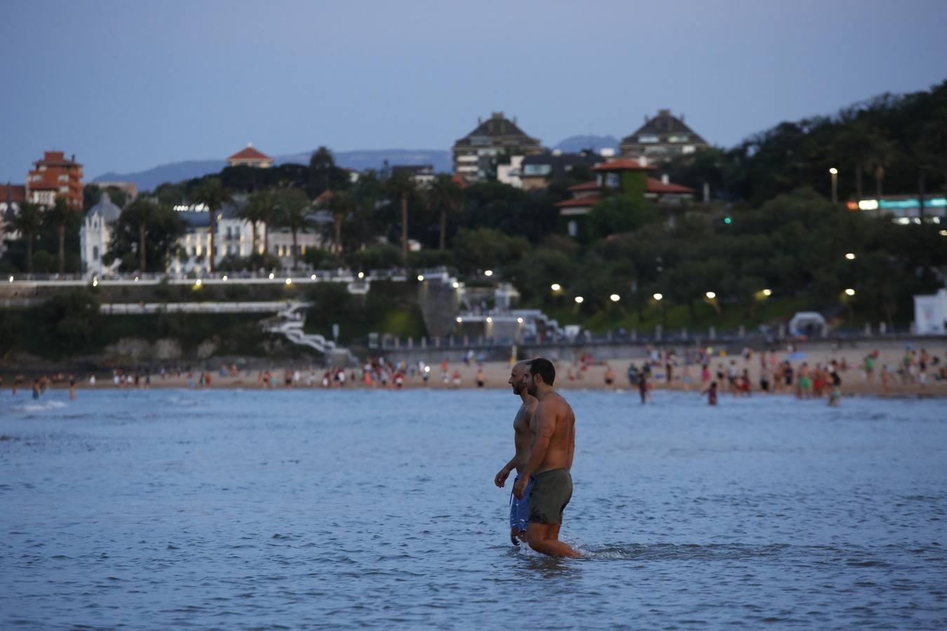 El extraordinario calor dejó inusuales imágenes de bañistas nocturnos en las playas, estampa que es posible que no se vuelva a ver porque los termómetros se han desplomado más de diez grados