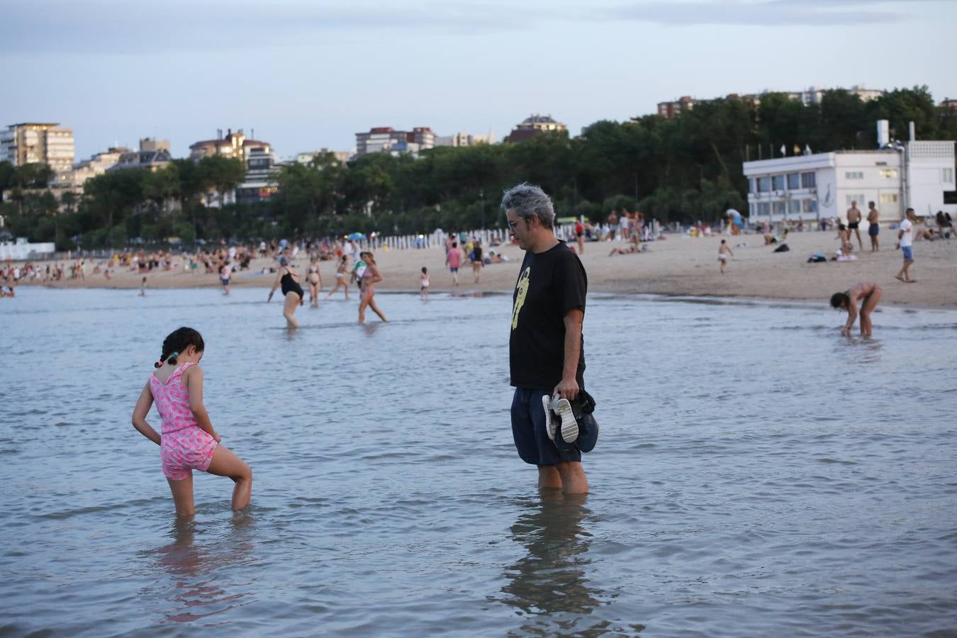 El extraordinario calor dejó inusuales imágenes de bañistas nocturnos en las playas, estampa que es posible que no se vuelva a ver porque los termómetros se han desplomado más de diez grados