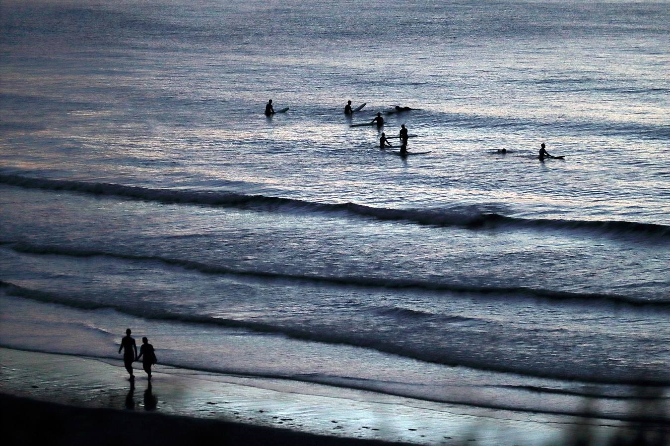 Imágenes de la playa de San Vicente de la Barquera tomadas durante la sofocante noche de este jueves