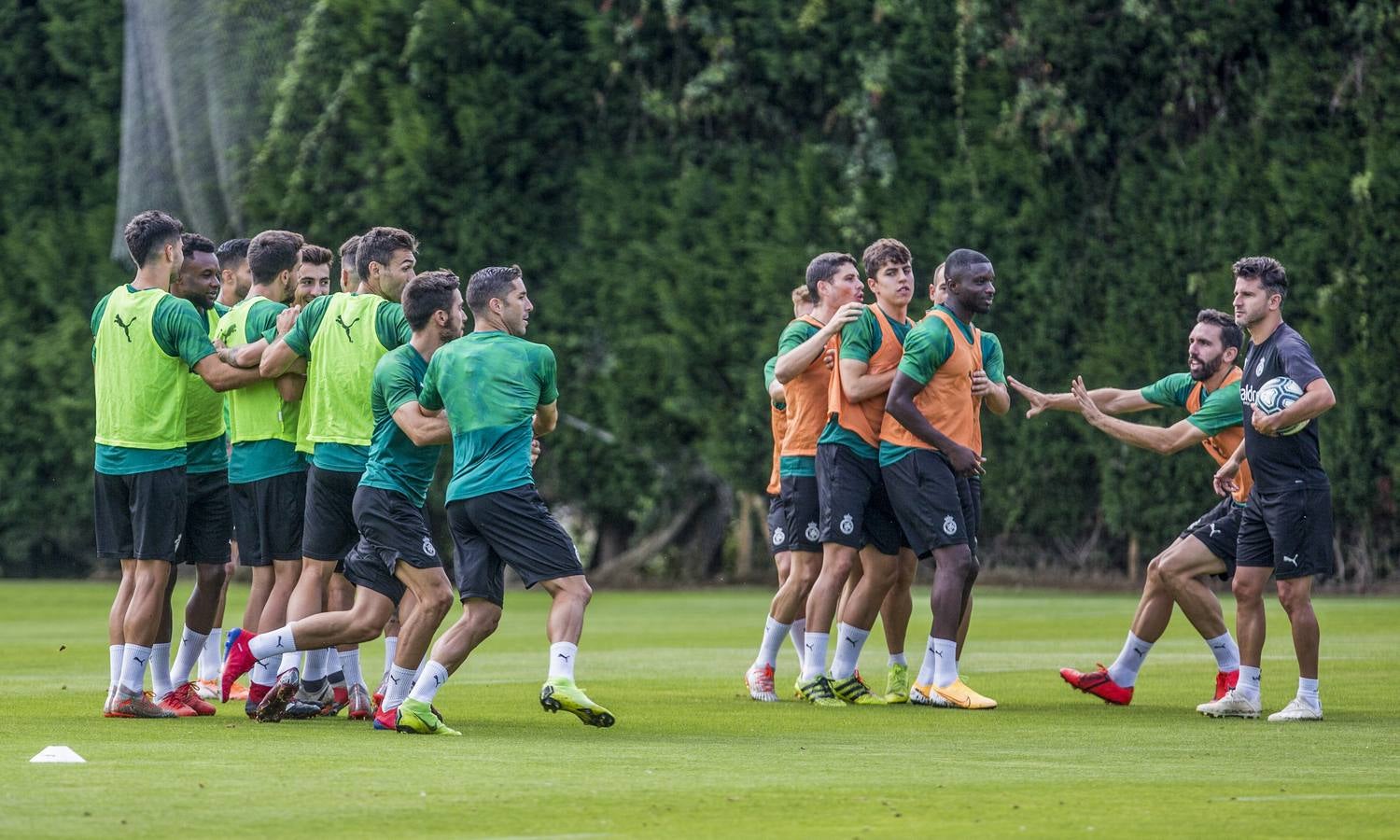 IvánAnia dirige un entrenamiento en las instalaciones Nando Yosu de La Albericia. 