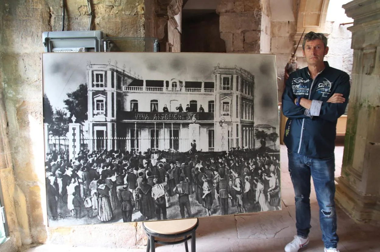 Fernando Baylet posa junto al cuadro que le regaló un heredero de la familia de La Lastra y que ahora ha donado al Ayuntamiento. :
