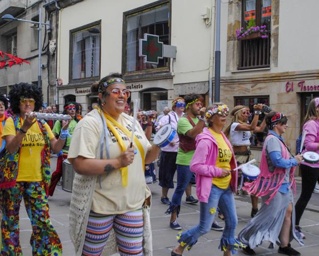 Una de las batucadas que acompañó el desfile. :