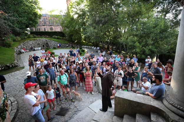 Los personajes de Gaudí y Máximo Díaz de Quijano intervienen en la visita teatralizada.