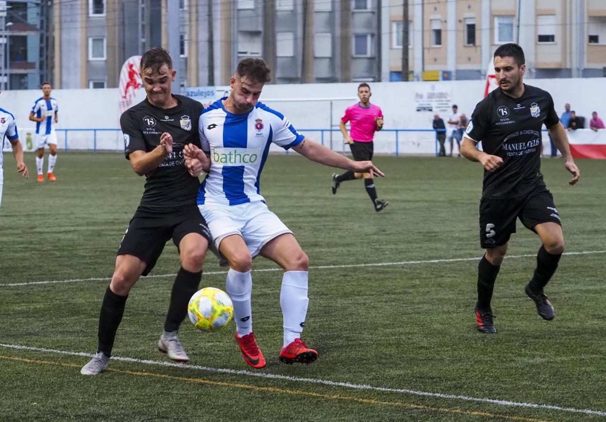 El gimnástico Dani Salas pugna con un rival del Textil Escudo para evitar que llegue al balón. 