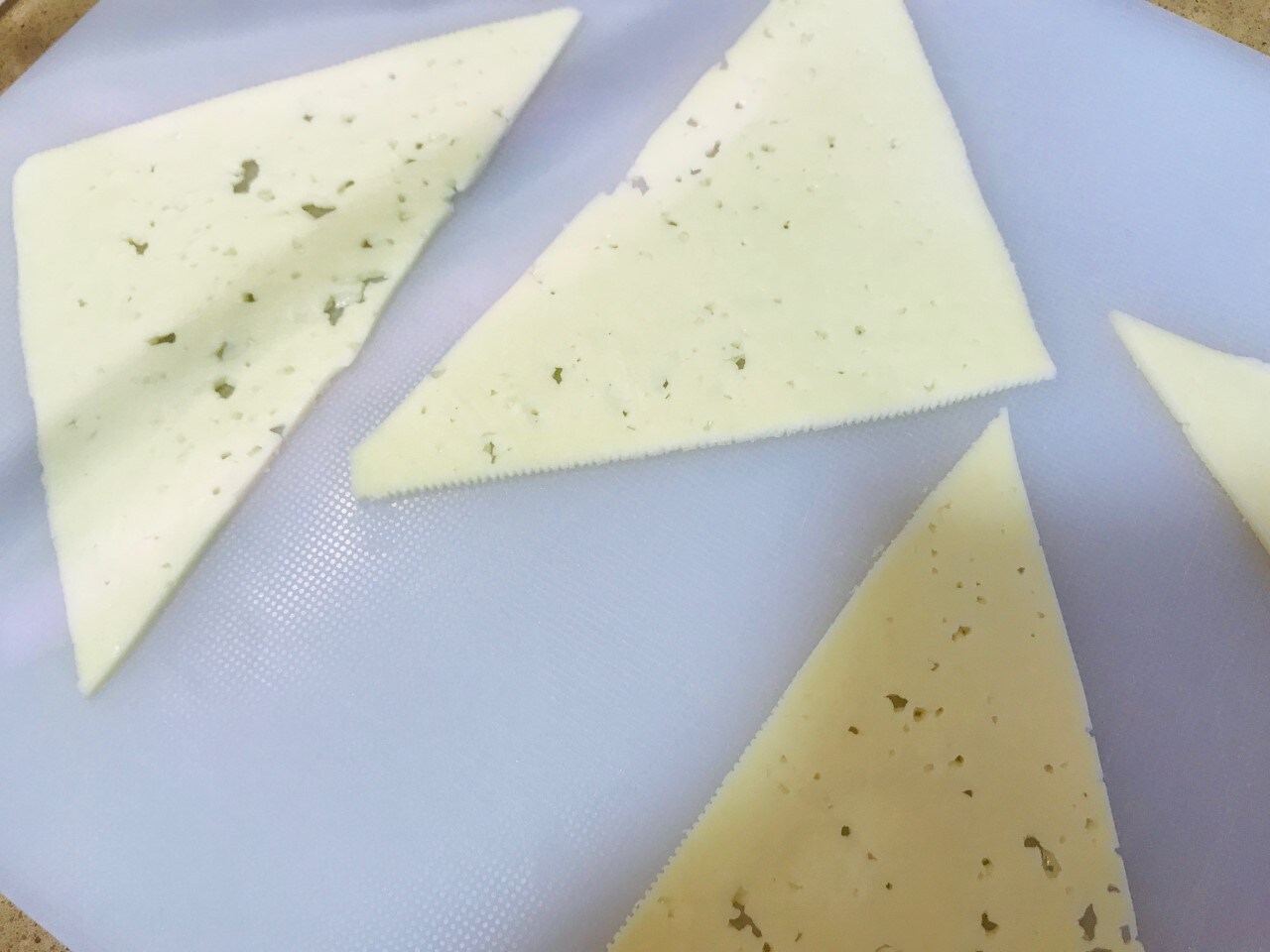 SÁNDWICHES DEL VERANO. 2-Cortar el queso y el jamón de York en triángulos.
