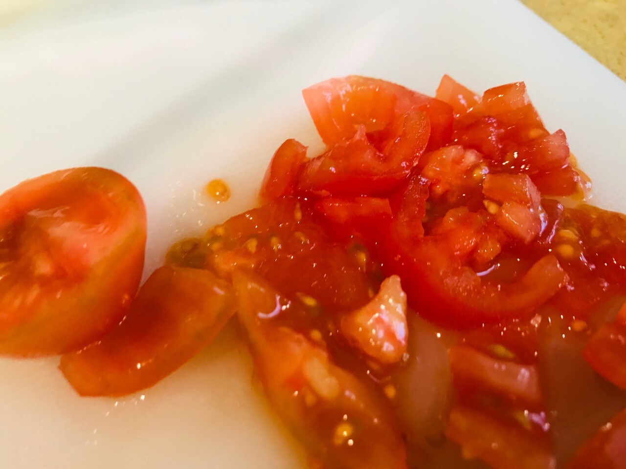 SÁNDWICHES DEL VERANO. 6-Trocear los tomatitos.