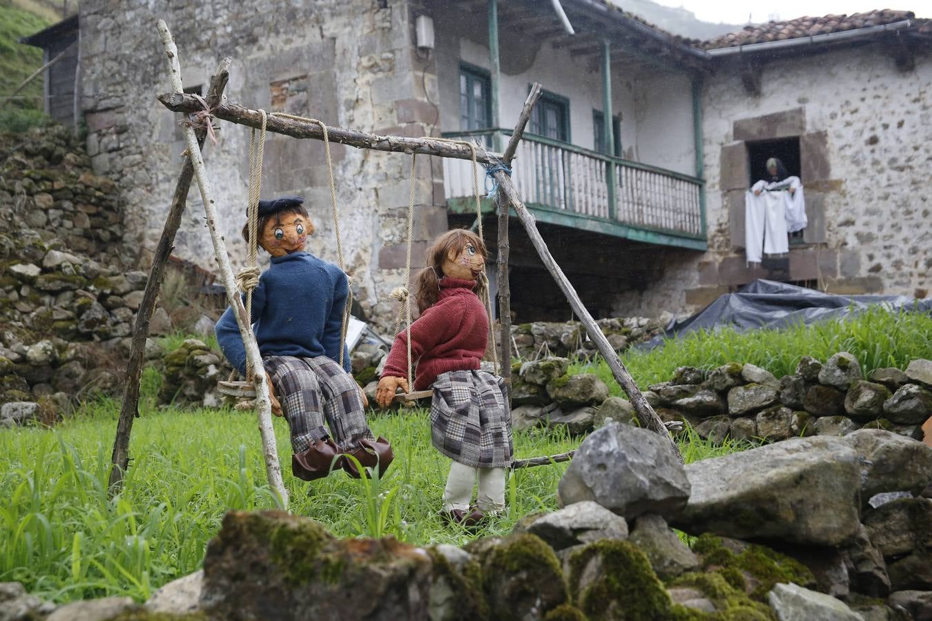 La lluvia, que se convirtió ayer en protagonista de la jornada festiva en Anievas, no logró deslucir los actos centrales de la cuarta edición de Un pueblo de leyendas, la Fiesta de Interés Turístico Regional que un año más convirtió a Barriopalacio en el epicentro de la mitología cántabra.