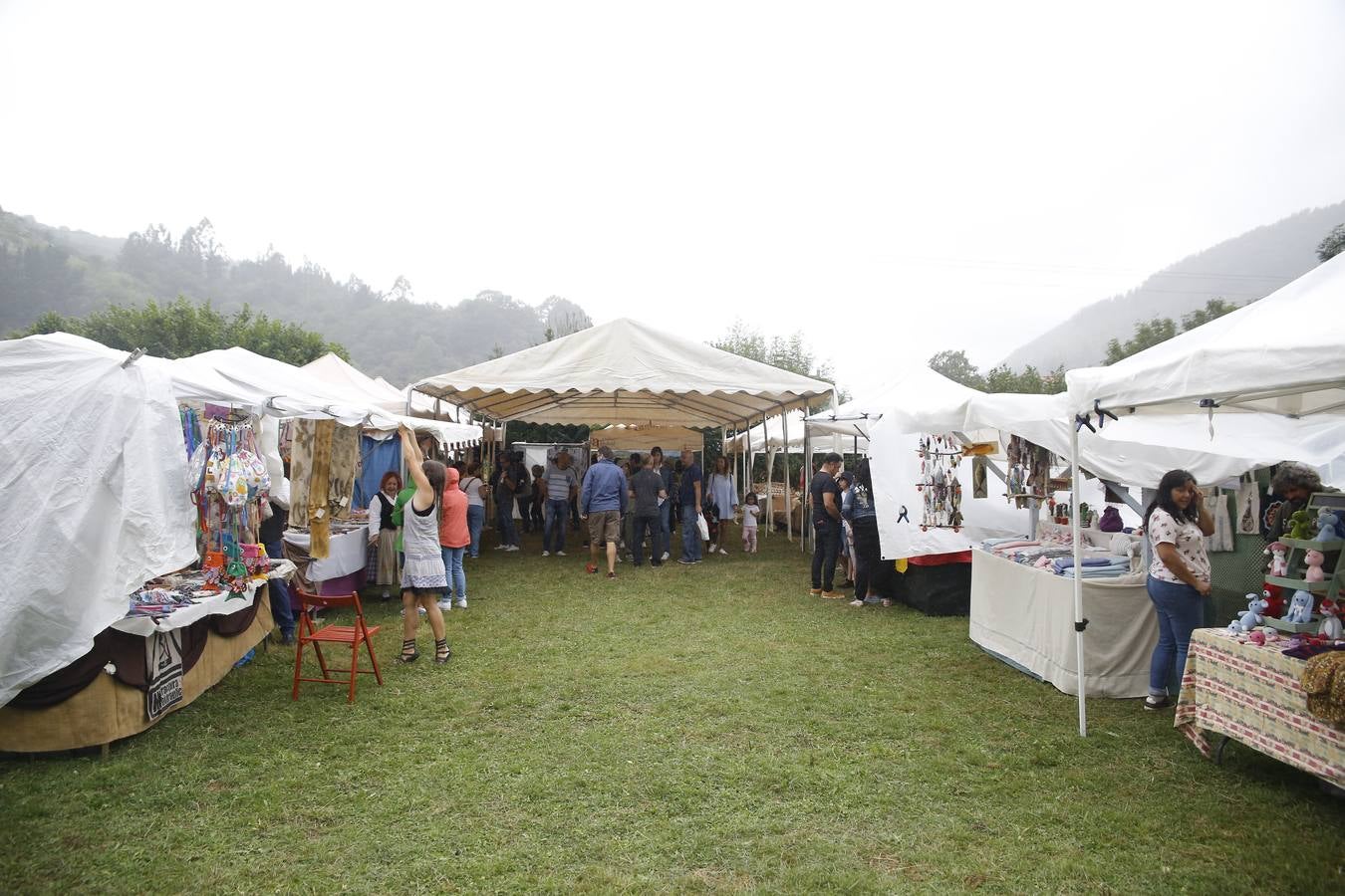 La lluvia, que se convirtió ayer en protagonista de la jornada festiva en Anievas, no logró deslucir los actos centrales de la cuarta edición de Un pueblo de leyendas, la Fiesta de Interés Turístico Regional que un año más convirtió a Barriopalacio en el epicentro de la mitología cántabra.