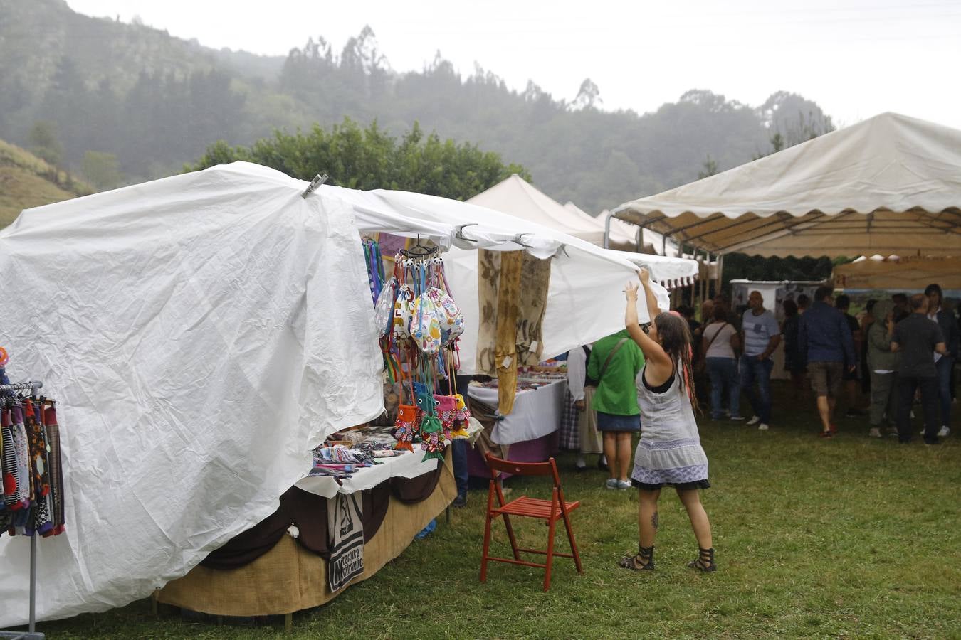 La lluvia, que se convirtió ayer en protagonista de la jornada festiva en Anievas, no logró deslucir los actos centrales de la cuarta edición de Un pueblo de leyendas, la Fiesta de Interés Turístico Regional que un año más convirtió a Barriopalacio en el epicentro de la mitología cántabra.